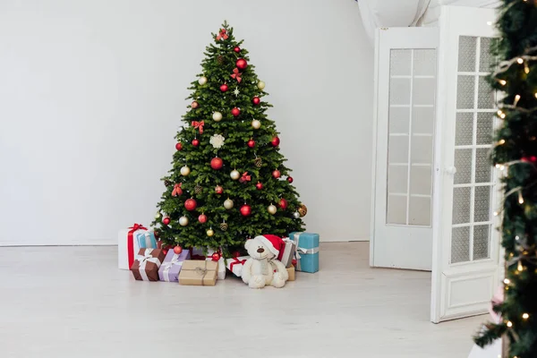Weihnachtsbaum Mit Geschenken Kiefer Neujahr Dekor Inneren Des Weißen Zimmers — Stockfoto