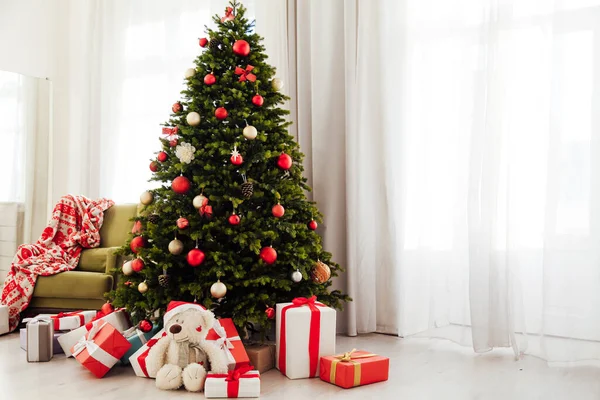 Árbol Navidad Invierno Con Regalos Nuevo Año Decoración Guirnalda Interior — Foto de Stock