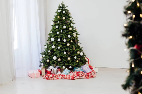 Winter Weihnachtsbaum Mit Geschenken Neujahr Dekor Girlanden Innenraum Des Ferienhauses — Stockfoto