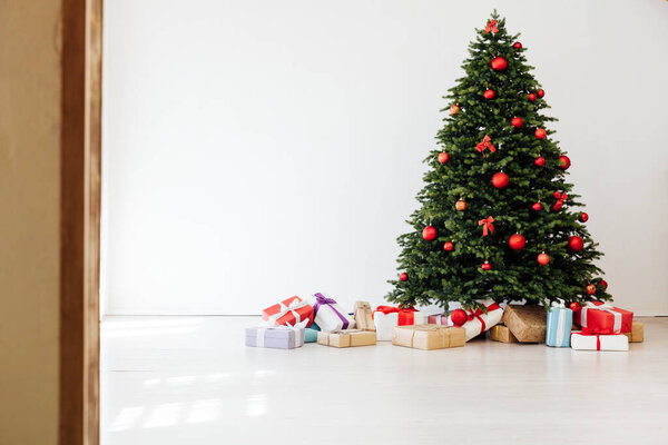 Рождественская елка сосна с красным декором с подарками интерьера на новый год