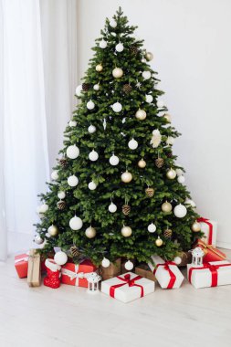 Noel ağacında hediyeler, yeni yıl süsleri, yazlık evin içi Aralık ayında.