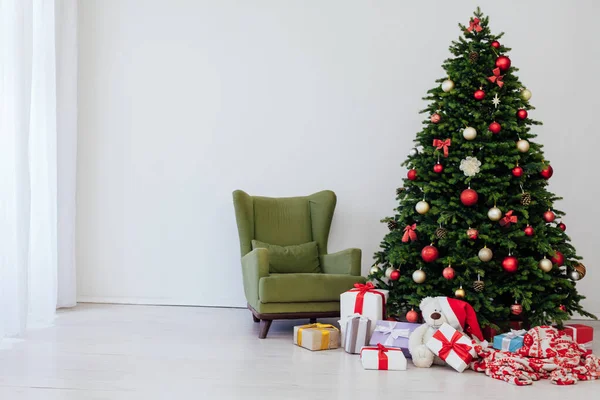 Árvore Natal Com Presentes Pinho Ano Novo Decoração Interior Casa — Fotografia de Stock