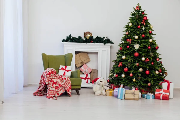 Árvore Natal Com Presentes Pinho Decoração Ano Novo Interior Sala — Fotografia de Stock