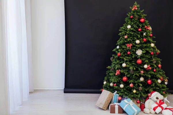 Pino Árbol Navidad Con Regalos Decoración Año Nuevo Interior Fiesta —  Fotos de Stock