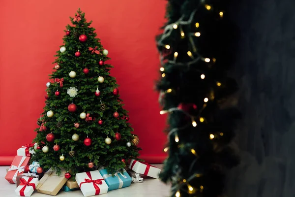 Árbol Navidad Con Regalos Año Nuevo Decoración Guirnalda Interior Casa —  Fotos de Stock