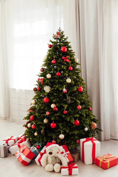 Árvore Natal Inverno Com Presentes Decoração Ano Novo Guirlanda Interior — Fotografia de Stock