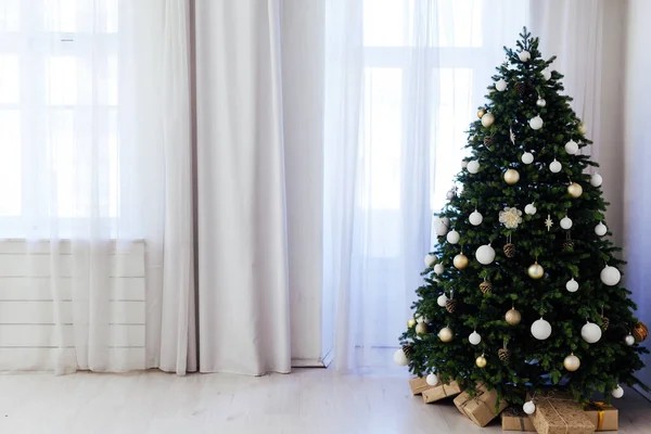Árvore Natal Inverno Com Presentes Decoração Ano Novo Guirlanda Interior — Fotografia de Stock