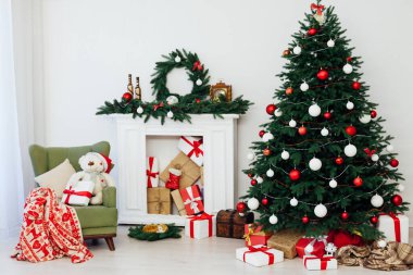 Yeni yıl dekorunda şöminesi olan Noel ağacı.