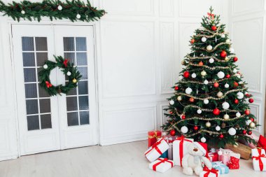 Noel ağacı çamı, yeni yıl dekorasyon çelengi hediye kartpostalı 2022.