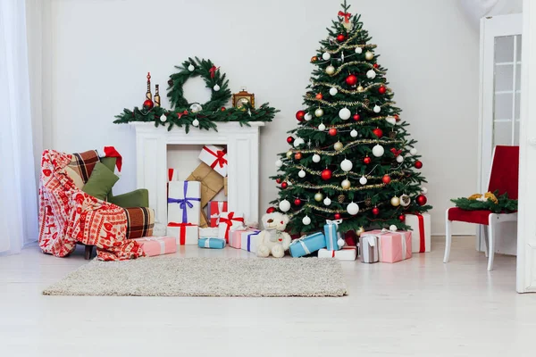 Árbol Navidad Con Chimenea Interior Habitación Blanca Año Nuevo Decoración —  Fotos de Stock