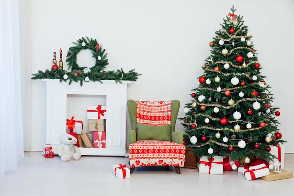 Weihnachtsbaum Kiefer Mit Kamin Innenraum Des Hauses Neujahr Dekoration Girlanden — Stockfoto