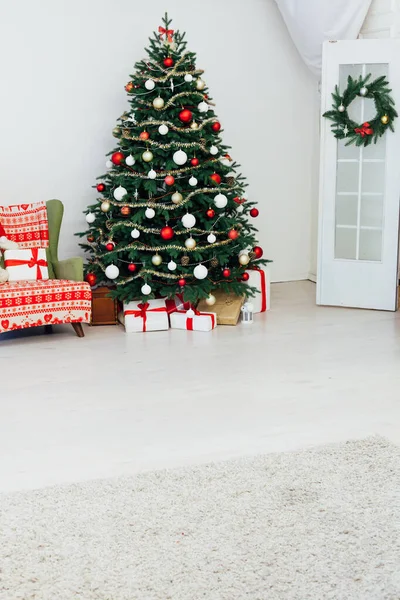 Noel Ağacı Çamı Şöminenin Içi Yeni Yıl Süsleri Hediyeler — Stok fotoğraf