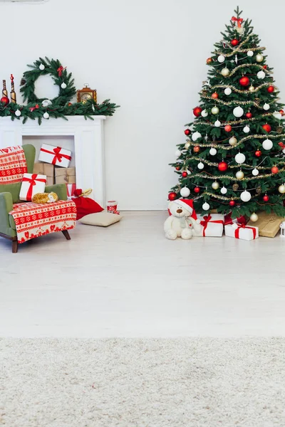 Árbol Navidad Pino Con Chimenea Interior Casa Año Nuevo Decoración —  Fotos de Stock