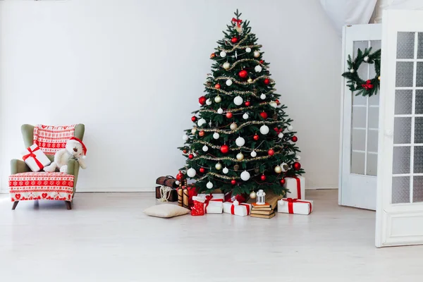 Weihnachtsbaum Kiefer Innenraum Des Hauses Neujahr Dekoration Girlanden Geschenke Postkarte — Stockfoto