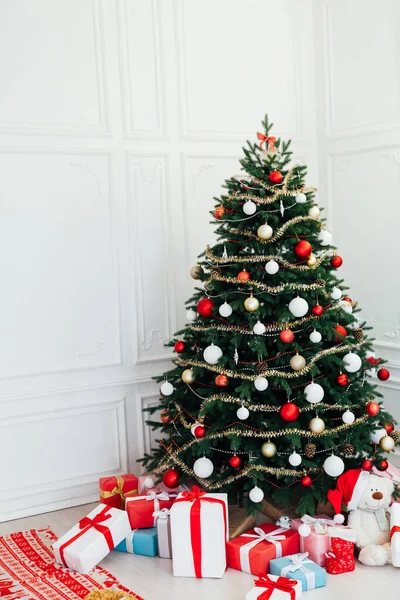 Árbol Navidad Pino Interior Casa Año Nuevo Decoración Guirnalda Regalos —  Fotos de Stock