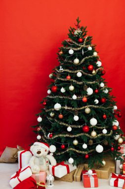 Noel ağacı kırmızısı iç mekan yeni yıl 2022 dekor çelenk hediyeleri kartpostal