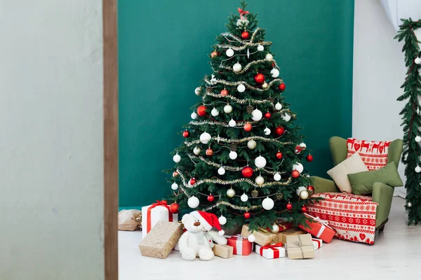 Vánoční Strom Borovice Naštvaný Interiér Domu Nový Rok Dekorace Věnce — Stock fotografie