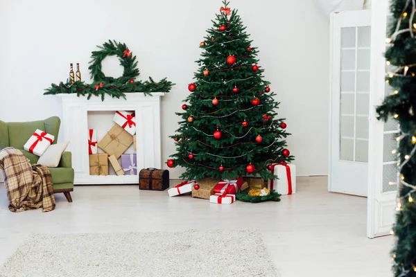 家の暖炉のインテリアとクリスマスツリー新年の装飾 — ストック写真
