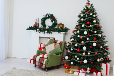 Beyaz oda içi şömineli Noel ağacı. Yeni yıl süslemeleri.