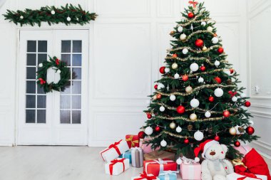 Noel ağacı çamı, yeni yıl dekorasyon çelengi hediye kartpostalı 2022.