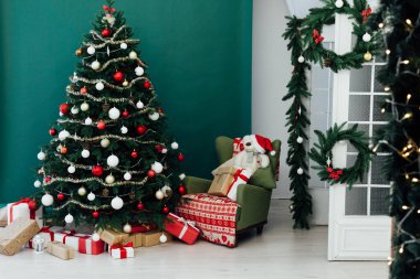 Noel ağacı çamı kızgın evin içi Yeni yıl dekorasyonu çelenk hediyeleri kartpostal