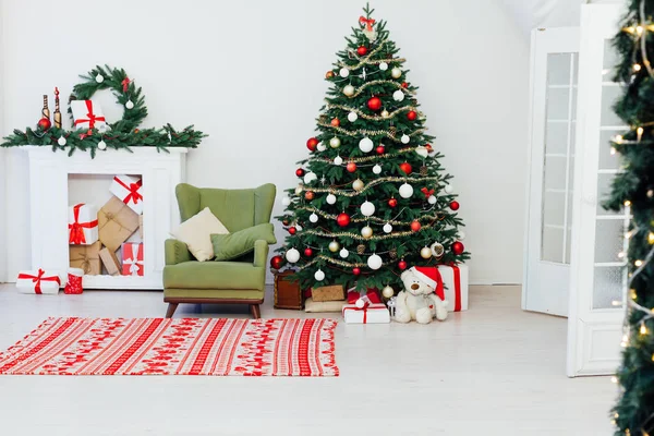 Arbre Noël Avec Cheminée Intérieur Chambre Blanche Nouvelle Année Décoration — Photo