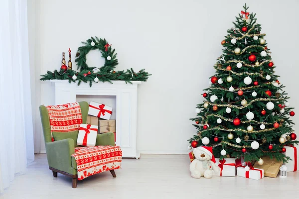 Árbol Navidad Pino Con Chimenea Interior Casa Año Nuevo Decoración —  Fotos de Stock