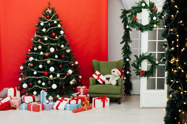 Kerstboom Pijnboom Rood Interieur Huis Nieuwjaar 2022 Decor Slinger Geschenken — Stockfoto