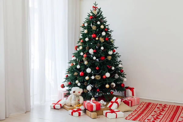 Weihnachtsbaum Kiefer Weiß Interieur Zimmer Neujahr Dekor Girlande Geschenke — Stockfoto