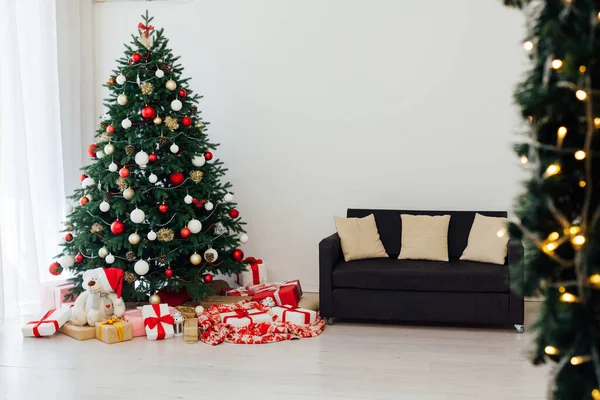 Weihnachtsbaum Kiefer Weiß Interieur Zimmer Neujahr Dekor Girlande Geschenke — Stockfoto