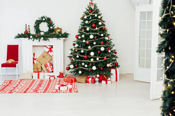 Kerstboom Dennen Met Open Haard Interieur Van Het Huis Nieuwjaar — Stockfoto