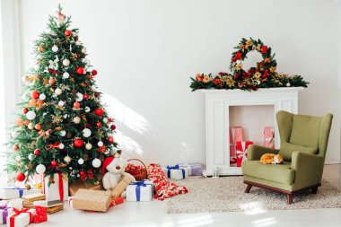Pencerenin yanındaki Noel ağacında yeni yıl için iç mekan dekorasyonu var.