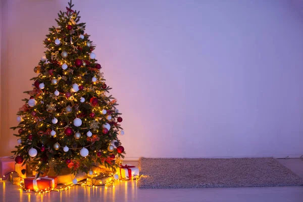 Pino Árbol Navidad Con Regalos Luces Guirnalda Noche Tarjeta Año — Foto de Stock