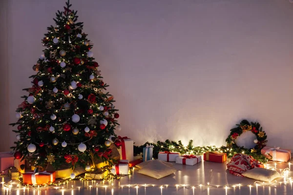 Pino Árbol Navidad Con Regalos Luces Guirnalda Noche Tarjeta Año —  Fotos de Stock