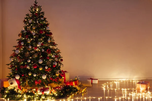 Pino Árbol Navidad Con Regalos Luces Guirnalda Noche Tarjeta Año —  Fotos de Stock