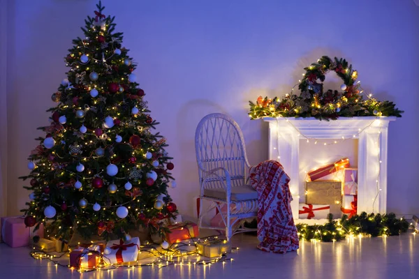 Pino Árbol Navidad Con Regalos Luces Guirnalda Noche Tarjeta Año — Foto de Stock