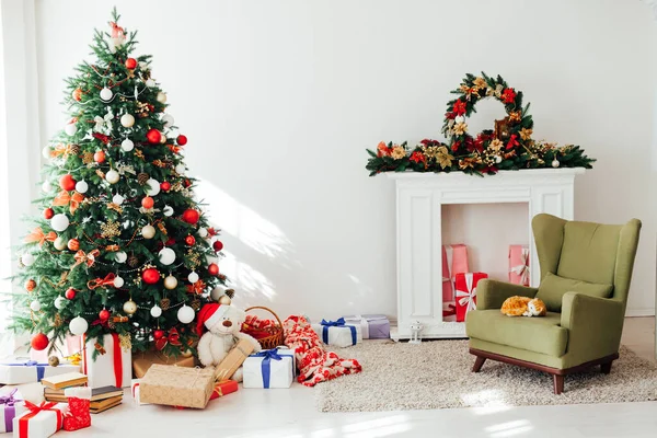 Árvore Natal Pela Janela Com Decoração Presente Para Feriado Interior — Fotografia de Stock