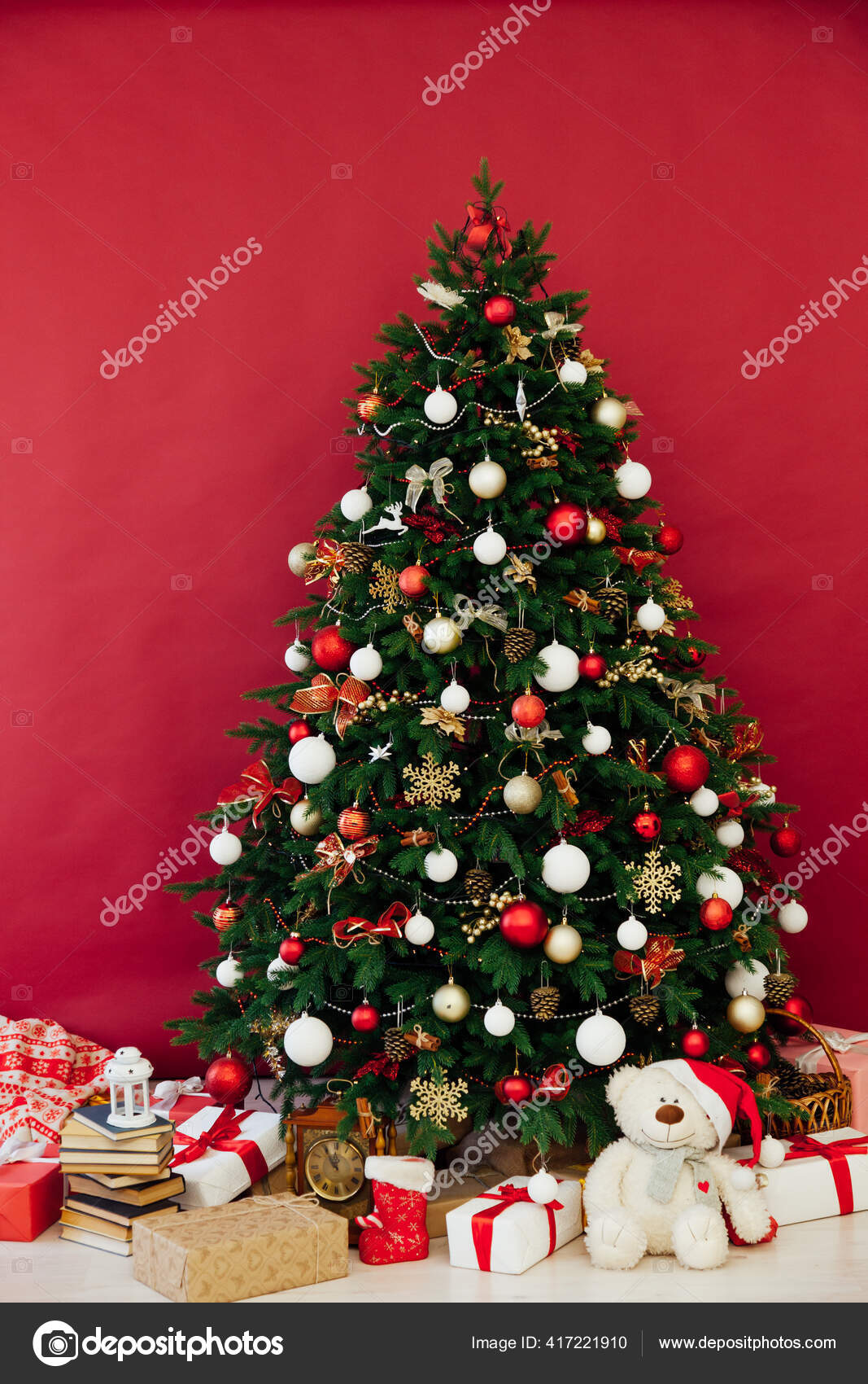 Decoração Árvore Natal Fundo Vermelho Presentes Feriado Ano Novo fotos,  imagens de ©  #417221910