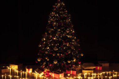 Noel ağacı ışık saçıyor Yeni yıl çelenkleri