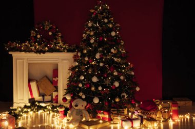 Noel ağacı ışık saçıyor çelenkler Yeni yıl gecesi kırmızısı