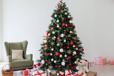 Noel ağacı dekoru beyaz arka plan Yeni yıl bayramı hediyeleri