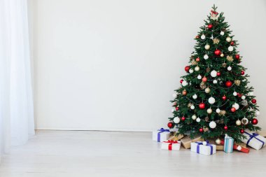 Yılbaşı için Noel ağacı çamı ve hediye dekoru.