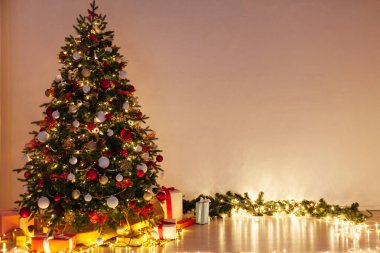 Noel ağacı çamı hediyelerle süslenir Noel gecesi çelengi kartıyla.