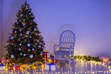 Noel ağacı çamı hediyelerle süslenir Noel gecesi çelengi kartıyla.