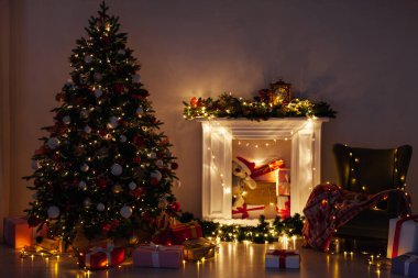 Noel ağacı çamı hediyelerle süslenir Noel gecesi çelengi kartıyla.