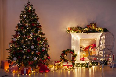 Noel ağacı çamı hediyelerle süslenir Noel gecesi çelengi kartıyla.
