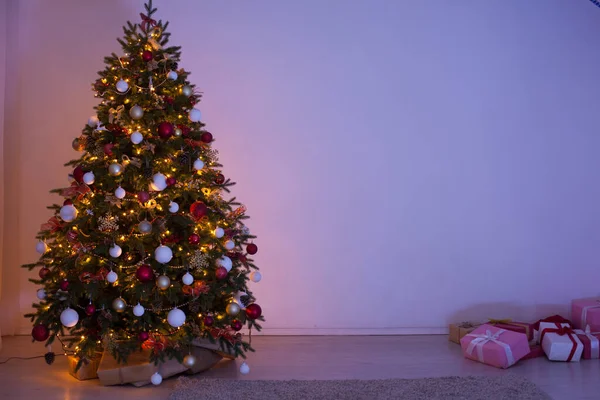 圣诞树松树配上礼物灯红酒绿新年贺卡 — 图库照片