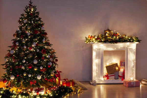 Kerstboom Dennen Met Geschenken Lichten Bloemenslinger Nacht Nieuwjaarskaart — Stockfoto