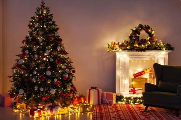 Kerstboom Dennen Met Geschenken Lichten Bloemenslinger Nacht Nieuwjaarskaart — Stockfoto
