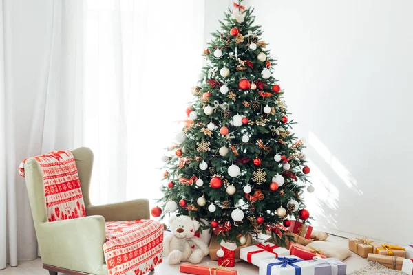Χριστουγεννιάτικο δέντρο δίπλα στο παράθυρο με διακόσμηση δώρου για το νέο έτος εσωτερική κάρτα διακοπών — Φωτογραφία Αρχείου